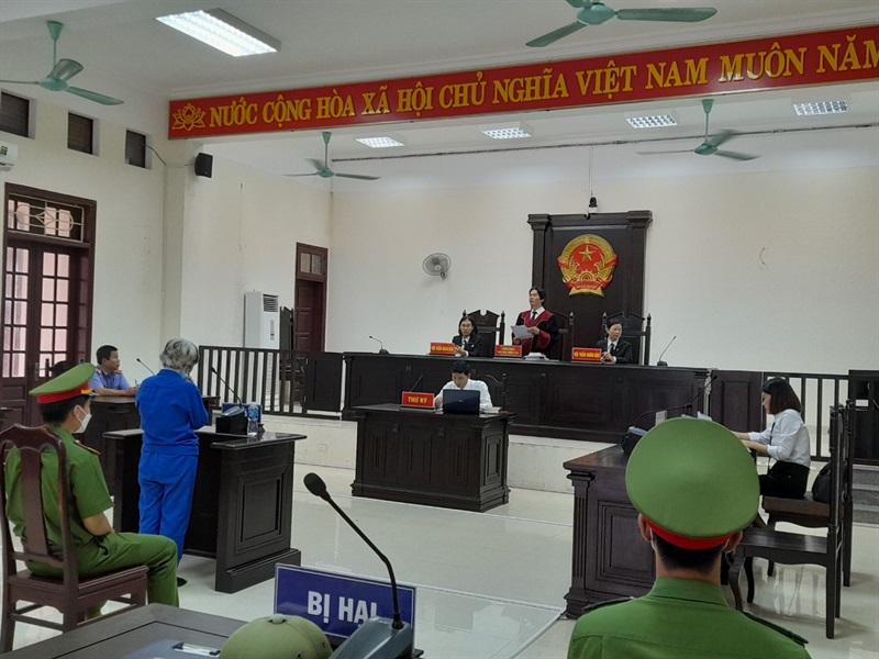 Nữ bị cáo òa khóc khi thấy người thân ở sân tòa.