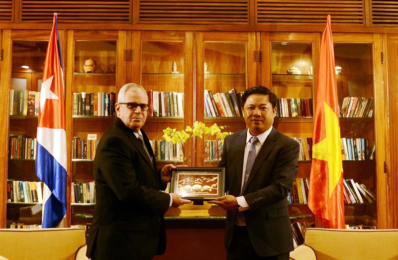 Phó Bí thư Thường trực Thành ủy Đà Nẵng trao quà lưu niệm đồng chí Homero Acosta Álvarez.