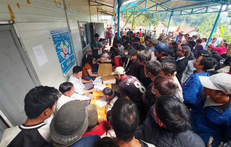 Đông đảo người dân thôn 3 xã Trà Vinh tham gia lấy ý kiến.