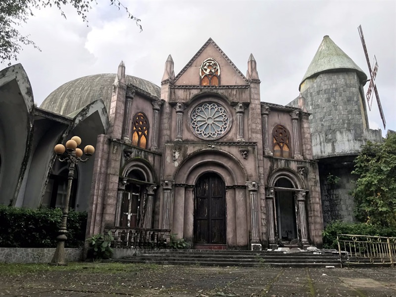 Nhà chiếu hình vũ trụ duy nhất tại Việt Nam “phơi mưa, phơi nắng”.