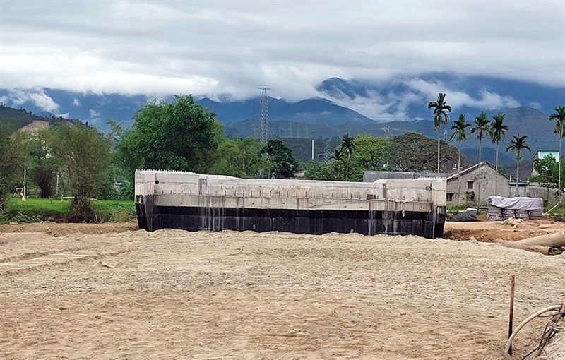 
Đường ĐT601 qua các khu dân cư ở Hòa Liên, Hòa Bắc vẫn lầm bụi đất, ngập trong bùn lầy giữa mùa nắng.