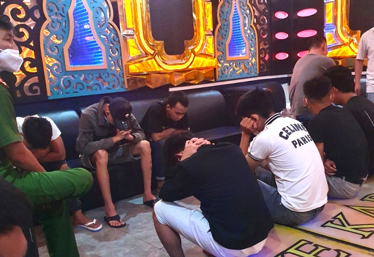 Nhóm thanh niên sử dụng ma túy trong quán karaoke King bị bắt quả tang.