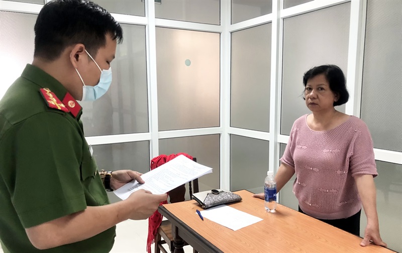 Văn phòng Cơ quan CSĐT CATP Đà Nẵng tống đạt các quyết định khởi tố và bắt tạm giam bà Lan.