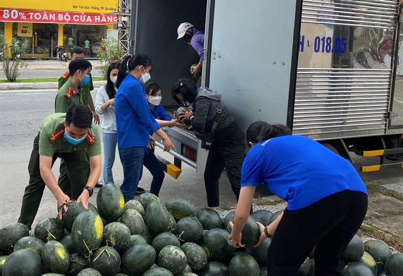 Đoàn thanh niên CAQ Liên Chiểu hỗ trợ tiêu thụ và tặng dưa hấu miễn phí.