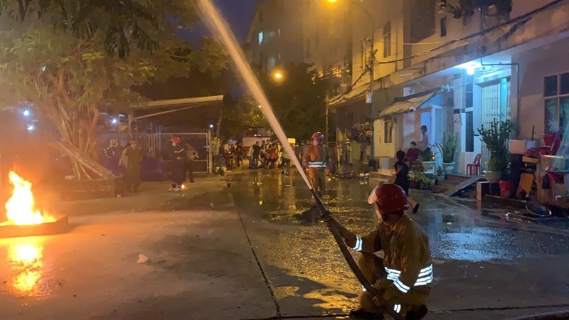 Thực hiện chữa cháy theo phương án giả định tại chung cư Làng cá.