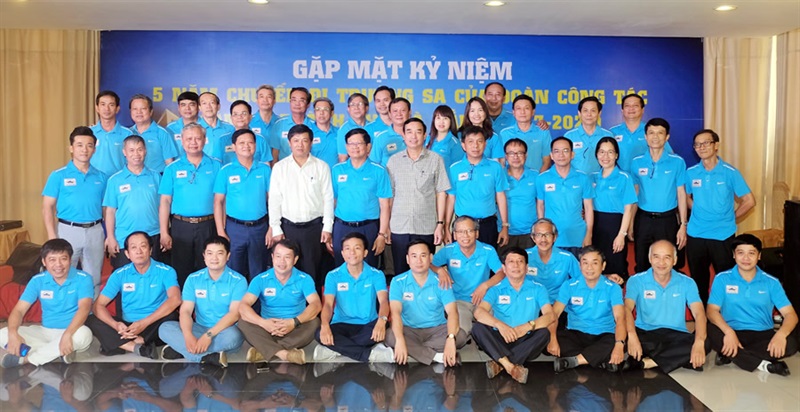 Đoàn thăm quần đảo Trường Sa chụp ảnh lưu niệm.