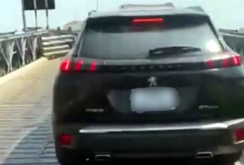 Hình ảnh ô-tô do ông B. điều khiển qua cầu sắt Cẩm Kim.