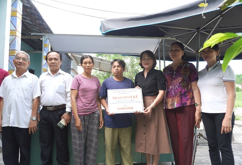 Các đơn vị trao kinh phí hỗ trợ cho gia đình ông Bé.