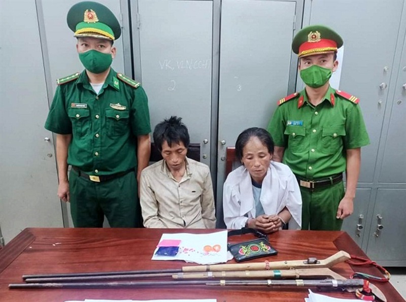 Vợ chồng My và Mi bị bắt giữ cùng tang vật.