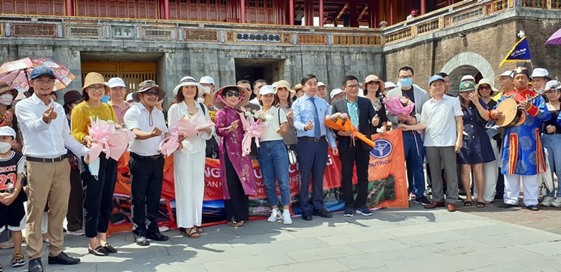 Du khách tham quan quần thể di tích cố đô Huế.