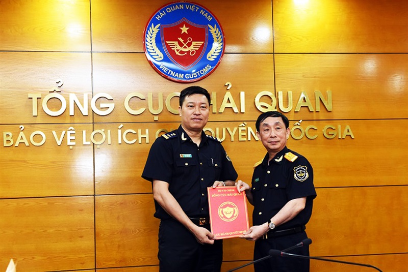 Đại diện lãnh đạo Tổng cục Hải quan (người bên phải) trao quyết định bổ nhiệm cho Phó Cục trưởng Cục Hải quan TP Đà Nẵng Bùi Tuấn Hải.