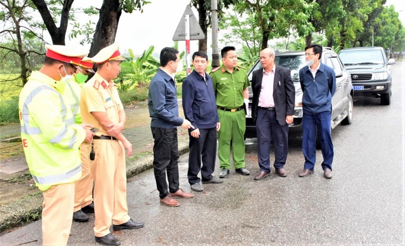 Lực lượng chức năng phối hợp kiểm tra, xử lý tình trạng đậu đỗ trái phép ven Quốc lộ 1A đoạn qua địa bàn tỉnh.