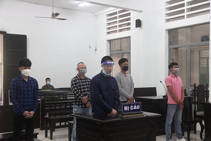 Bị cáo Chánh, Toàn, Long, Thảo, Duy tại tòa.