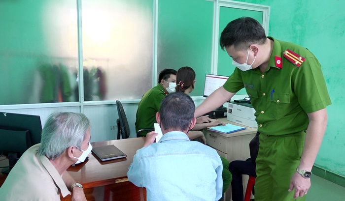 Cán bộ Công an tiếp nhận, cập nhật, chỉnh sửa thông tin dữ liệu dân cư cho người dân.