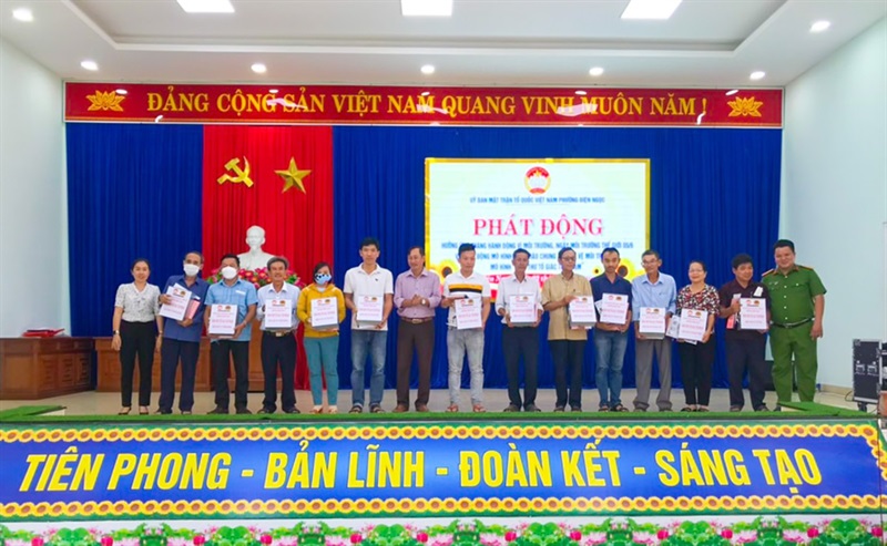 Đại diện Mặt trận TQVN và Công an phường Điện Ngọc trao hòm thư tố giác tội phạm cho Khối phố trưởng 13 khối phố.