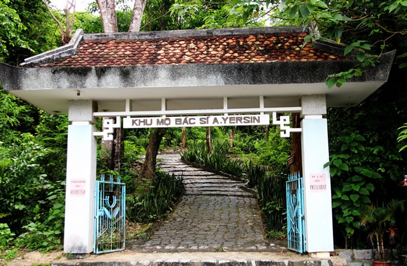 Nơi yên nghỉ của bác sĩ Yersin tại Nha Trang.