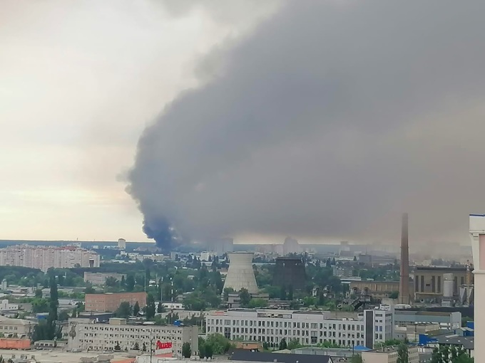 Khói đen bốc lên ở Kiev sau loạt vụ nổ ngày 5-6. Ảnh: CNN.