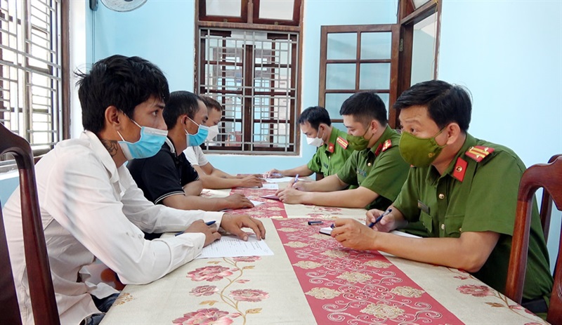 Công an làm việc với các đối tượng có liên quan.