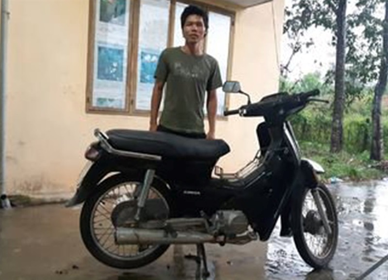 Đối tượng Vân và chiếc xe máy tang vật vụ trộm.