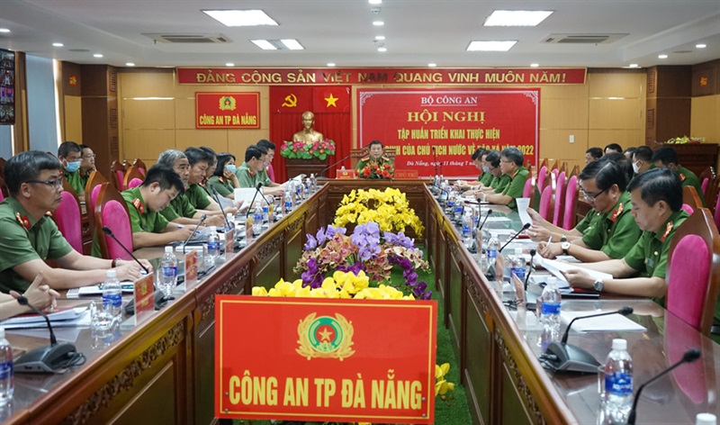 Đại tá Trần Phòng chủ trì tại điểm cầu Công an TP Đà Nẵng.