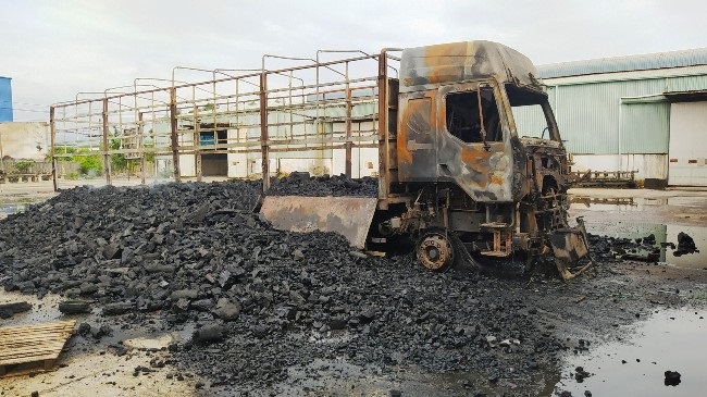 Chiếc xe tải cùng số hàng bị thiêu rụi.