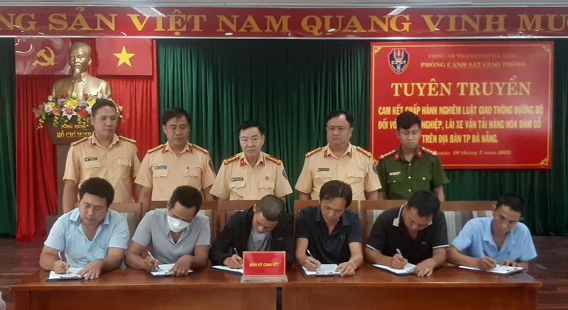 Các chủ doanh nghiệp và tài xế ký cam kết.