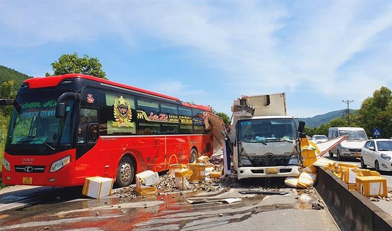 Hiện trường vụ TNGT liên hoàn.