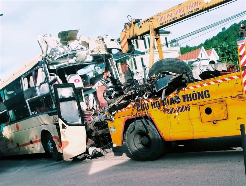 Lực lượng chức năng đưa nạn nhân ra ngoài.