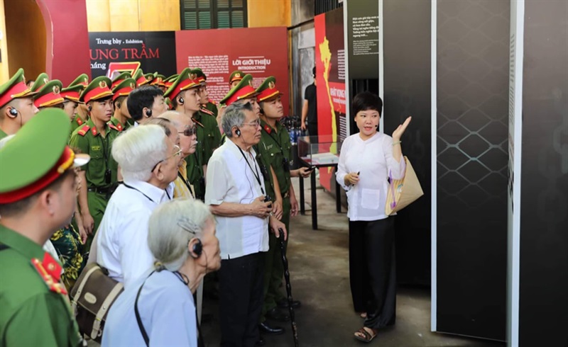 Trưng bày thu hút đông đảo công chúng và lực lượng Công an.