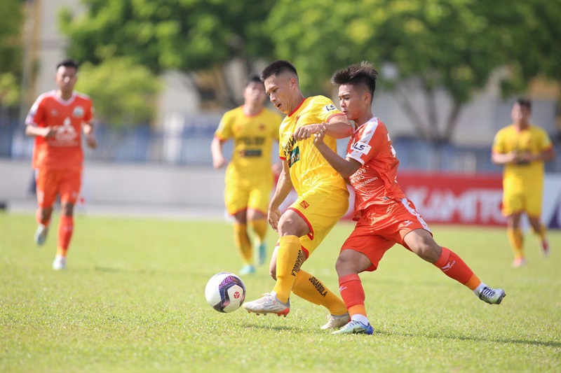 Đội bóng CAND (áo sáng) nhều cơ hội vượt qua đối thủ Long An để củng cố ngôi đầu.