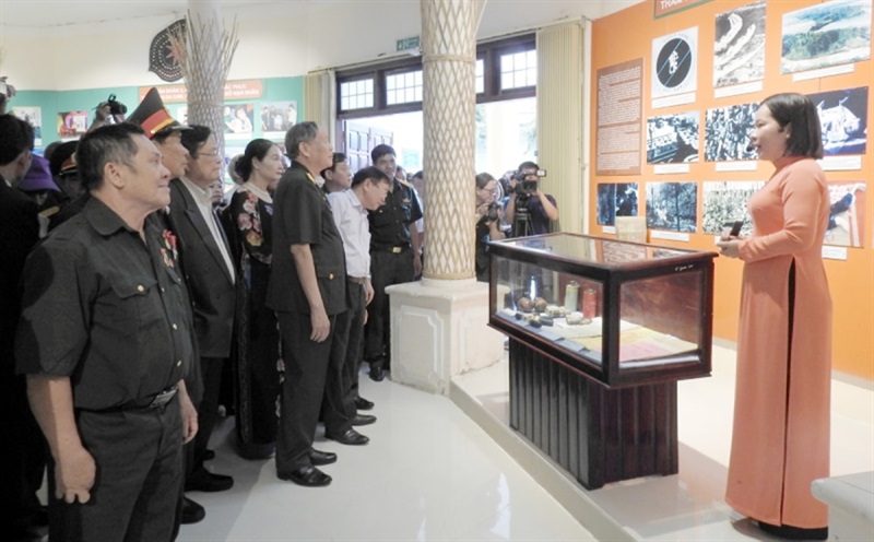 Các đại biểu nghe thuyết minh về triển lãm.