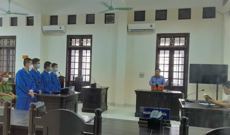 Các bị cáo nghe VKS luận tội.