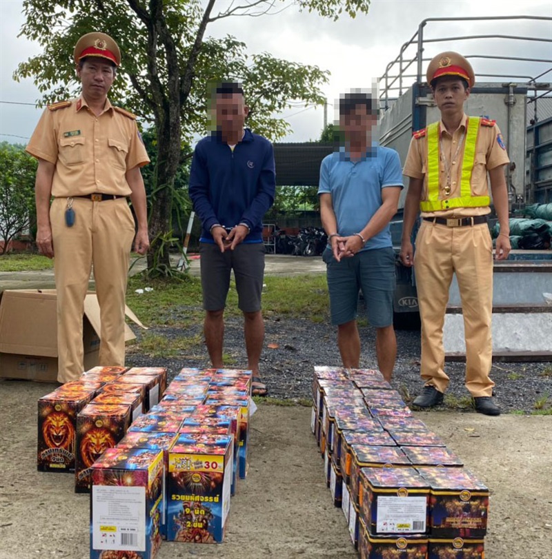 Đối tượng cùng tang vật100kg pháo lậu vận chuyển trên QL9 bị Trạm CSGT Đakrông bắt giữ