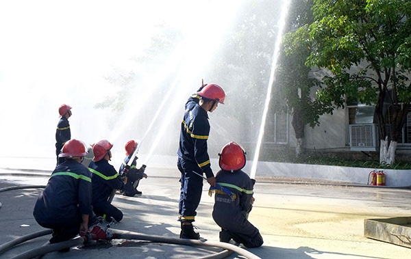 Lực lượng PCCC Công an quận Sơn Trà dập tắt đám cháy giả định.