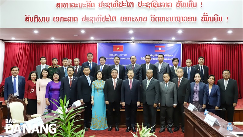 Bí thư Thành ủy Đà Nẵng Nguyễn Văn Quảng(hàng đầu, thứ 9, bên trái sang) cùng thành viên đoàn công tác thành phố Đà Nẵng chụp ảnh lưu niệm với lãnh đạo tỉnh Attapeu. Ảnh: NGỌC PHÚ