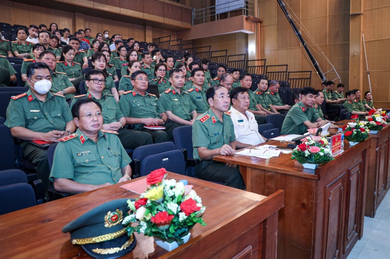 Thiếu tướng Đỗ Triệu Phong phát biểu nhận nhiệm vụ tại buổi lễ.