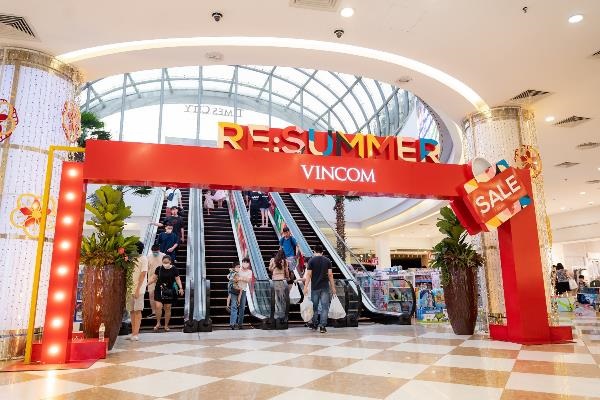 Khách hàng hồ hởi với loạt chiến lợi phẩm sau khi mua hàng trong ngày đầu tiên của Vincom Red Sale 2022.