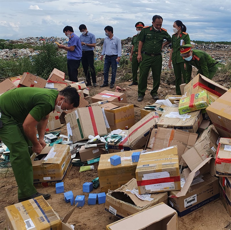 Số mỹ phẩm không rõ nguồn gốc bị tiêu hủy.