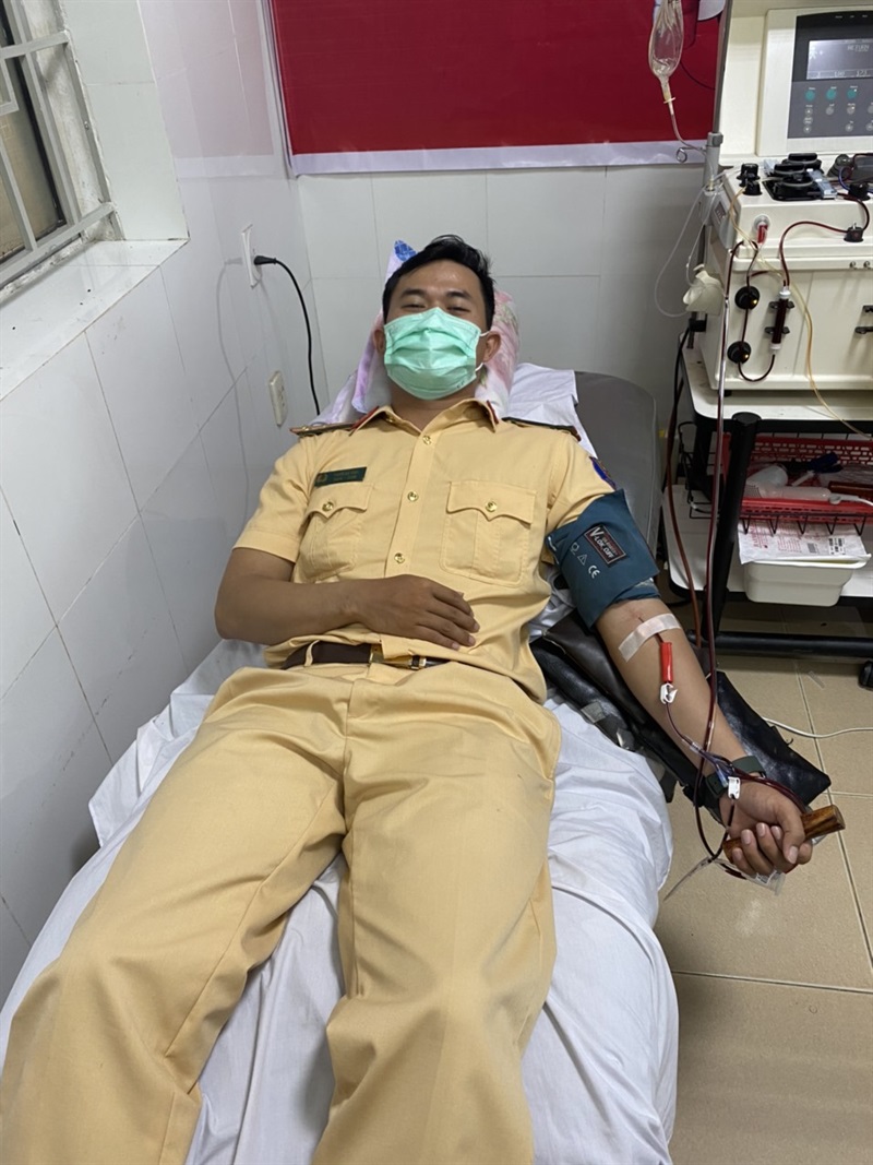 ...và Thượng úy Trần Đông Sinh hiến máu.