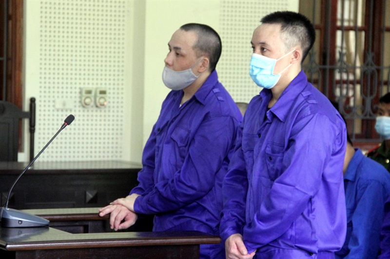 Hai bị cáo Và Bá Hạ và Hờ Bá Súa tại phiên tòa.