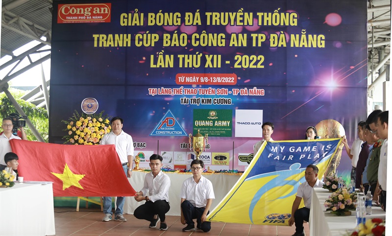 Dù thời tiết xấu nhưng vẫn đông đảo CĐV đến cỗ vũ các trận khai mạc giải.