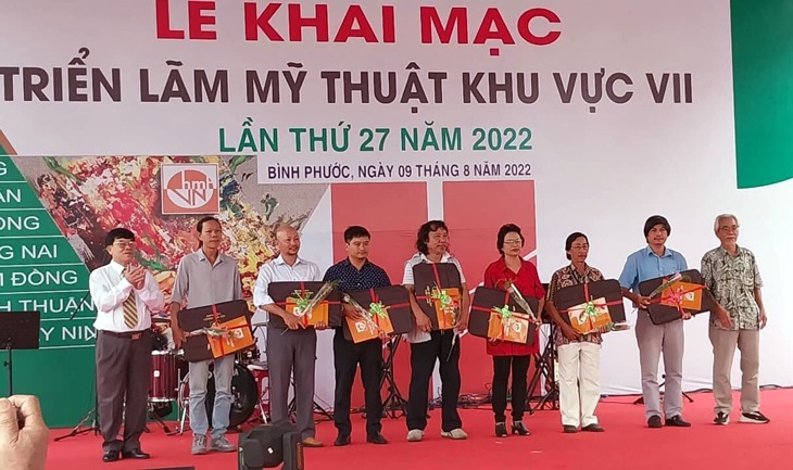 Các tác giả có tác phẩm đoạt giải nhận thưởng của ban tổ chức.