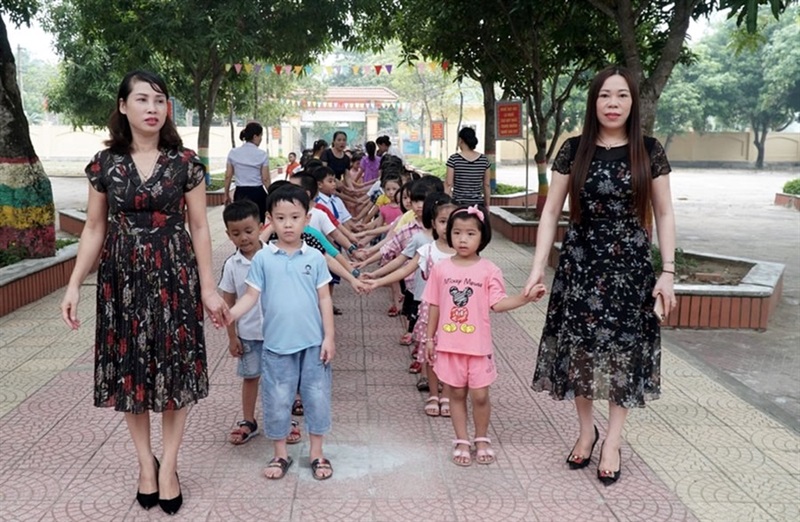 Cô trò tỉnh Nghệ An trong ngày khai giảng năm học mới (2020 - 2021).