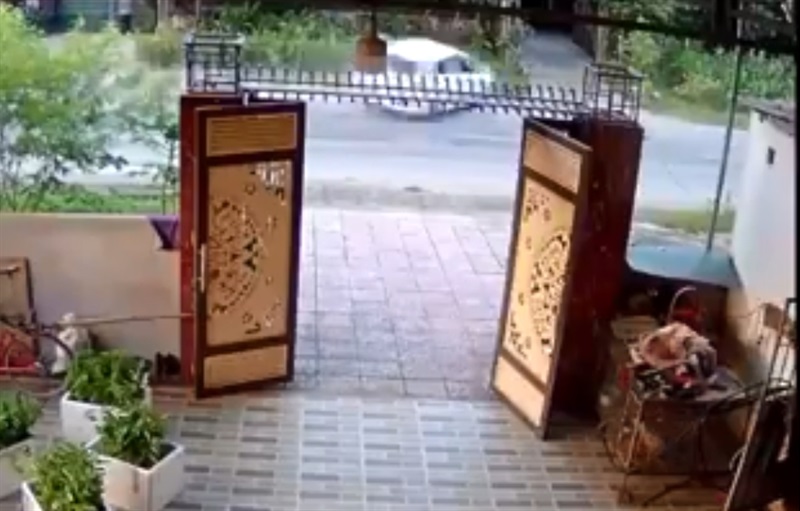 Hiện trường vụ tai nạn được camera nhà dân ghi lại.