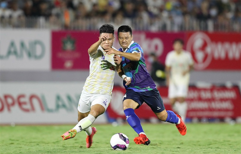 Hà Nội FC (trái) và T. Bình Định (phải) hứa hẹn mang đến khán giả trận đấu hấp dẫn.