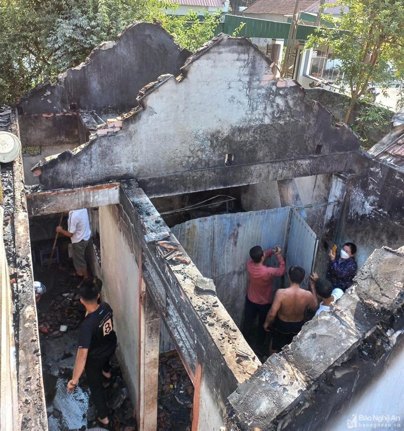 Căn nhà gia đình chị Hoài bị cháy rụi.