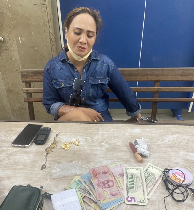 Đối tượng Vân cùng tang vật.