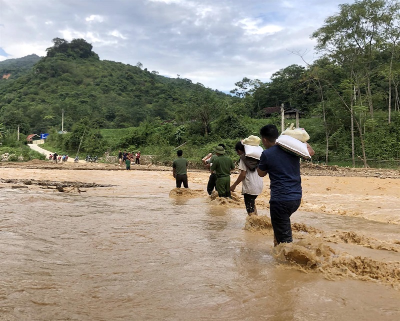 500 thùng mì tôm và 1,5 tạ cá được trao cho bà con của 3 xã Bảo Nam, Bảo Thắng và Chiêu Lưu.
