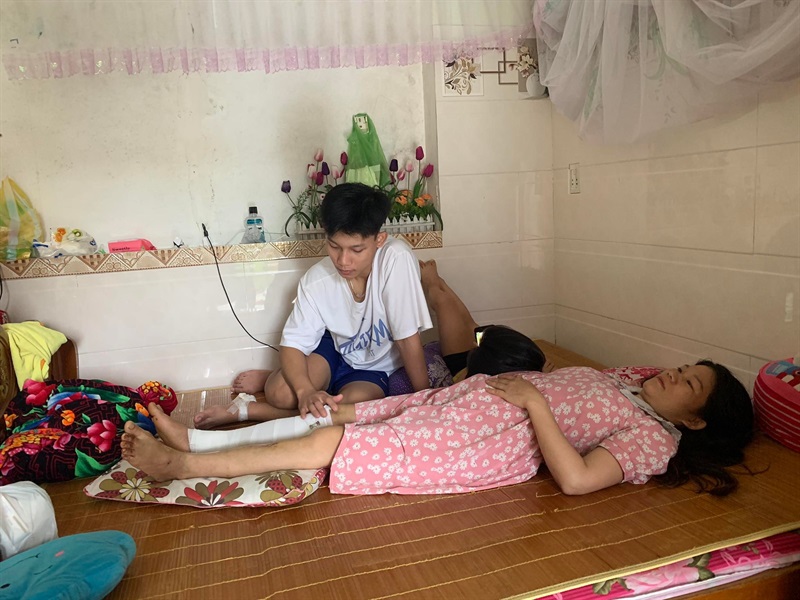 Nam sinh Đậu Xuân Biên từ Hà Tĩnh vào Đà Nẵng chăm mẹ bị TNGT.