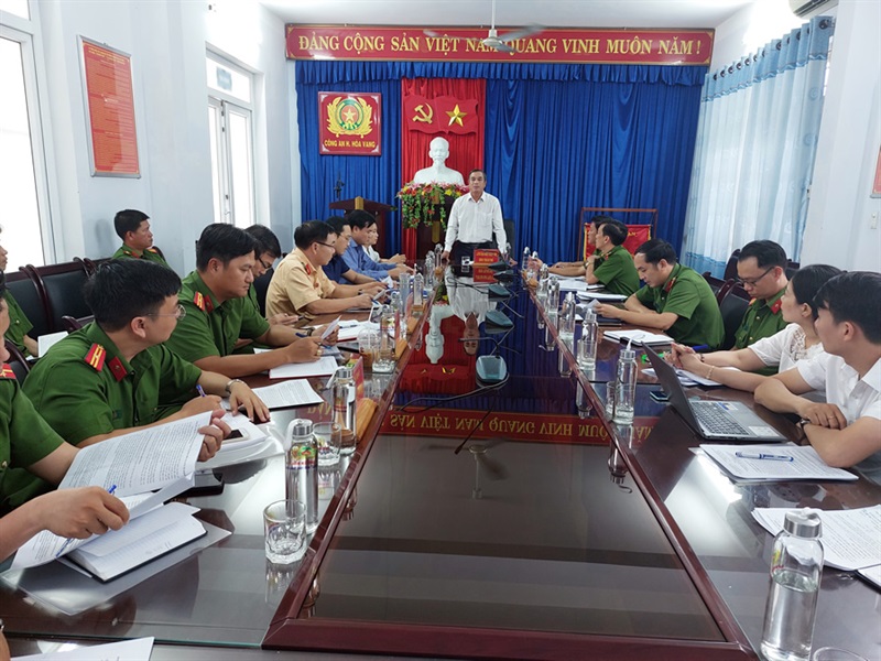 Thượng tá Trần Đình Thanh- Phó trưởng Công an huyện Hòa Vang báo cáo kết quả công tác và những kiến nghị đề xuất với Đoàn công tác Ban pháp chế HĐND TP.